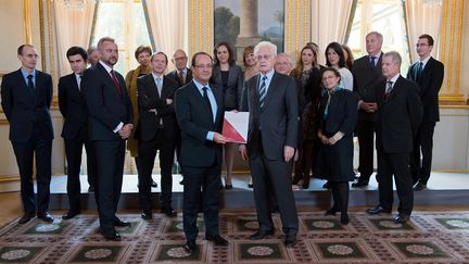 Fran&ccedil;ois Hollande re&ccedil;oit officiellement le rapport de la "commission Jospin" &agrave; l'Elys&eacute;e, le 9 novembre 2012. (BERTRAND LANGLOIS / AFP)