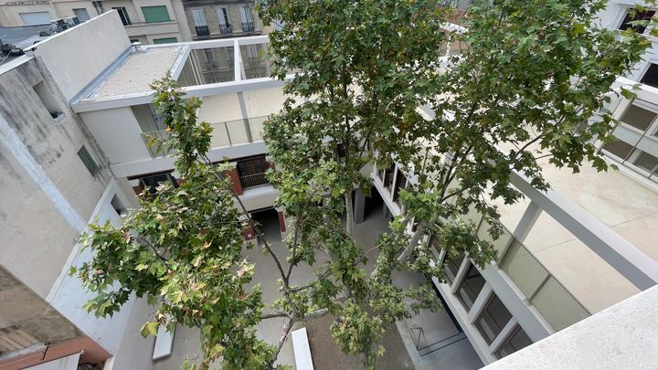 Une vue de la cour de l'école des Abeilles, dans le 1er arrondissement.de Marseille (Bouches-du-Rhône), le 4 septembre 2024. (RADIOFRANCE / PAUL TILLIEZ)