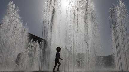 Un enfant joue dans les fontaines de la place Antonin-Poncet à Lyon, le 26 juin 2019. (KONRAD K./SIPA)