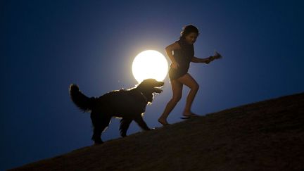 La super Lune vue depuis Madrid (Espagne), le 10 ao&ucirc;t 2014. (ANDRES KUDACKI / AP / SIPA)