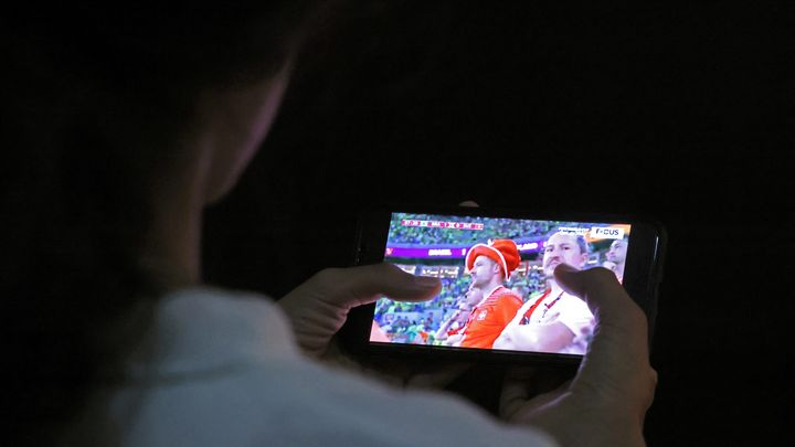 A Beyrouth, une jeune fille regarde Brésil-Suisse, match de la Coupe du monde, en streaming, le 28 novembre 2022 (JOSEPH EID / AFP)