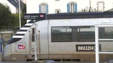 Des pannes d’électricité et des chutes d’arbres ont provoqué des perturbations sur les routes et sur les rails. Les TGV sur la ligne atlantique ont eu jusqu’à cinq heures de retard. Des perturbations qui tombent mal avec la fin des vacances scolaires ce week-end. (franceinfo)