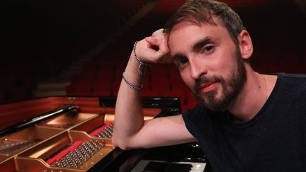 Le chanteur Christophe Willem rend hommage à Latifa Ibn Ziaten, la mère de la première victime de Mohamed Merah, dans son nouvel album Rio. (OLIVIER LEJEUNE / MAXPPP)