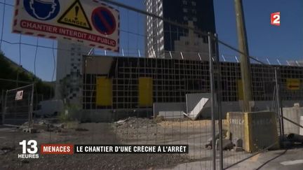 À Échirolles (Isère) où le chômage touche 40% des jeunes, la situation n'est plus tenable à tel point que certains d'entre eux sont allés demander du travail sur le chantier d'une crèche, désormais à l'arrêt. (FRANCE 2)