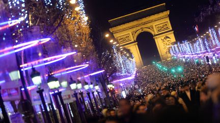 Sur les Champs-Elys&eacute;es, &agrave; Paris, le 1er janvier 2014. (PIERRE ANDRIEU / AFP)