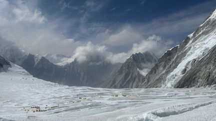 Un camp installé sur l'ascension du mont Everest, au Népal, le 4 mai 2024. (TSERING PEMBA SHERPA / AFP)