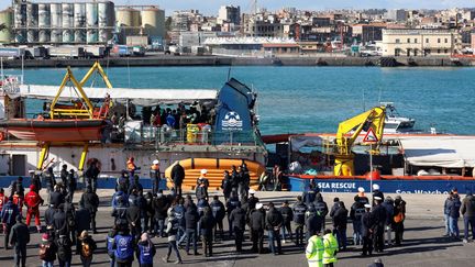 Des migrants débarquent du navire humanitaire "Sea Watch 3" après avoir été secourus en mer, le 31 janvier 2019 à Catane (Italie). (ANTONIO PARRINELLO / REUTERS)