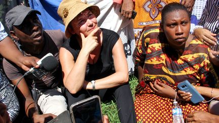 La ministre française de l'Outre-mer, Annick Girardin,&nbsp;avec des manifestants après son arrivée le 12 mars 2018 sur l'île de Petite-Terre dans l'océan Indien, territoire français de Mayotte. (ORNELLA LAMBERTI / AFP)