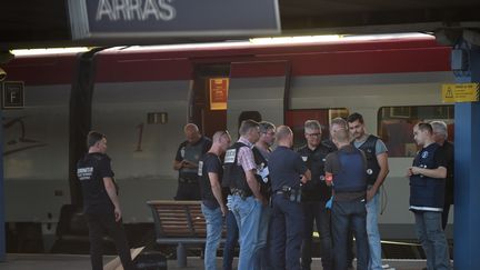 La police &agrave; proximit&eacute; du Thalys arr&ecirc;t&eacute; en gare d'Arras apr&egrave;s qu'un homme a ouvert le feu &agrave; bord, le 21 ao&ucirc;t 2015. (PHILIPPE HUGUEN / AFP)