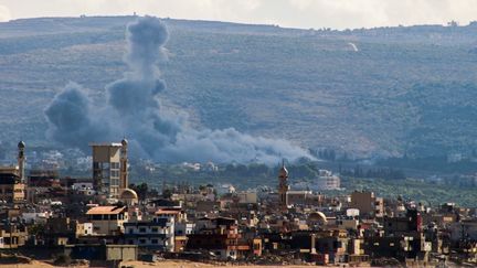 De la fumée s'échappe du village de Henniyeh, dans le sud du Liban, après des frappes israéliennes, le 20 novembre 2024. (KAWNAT HAJU / AFP)