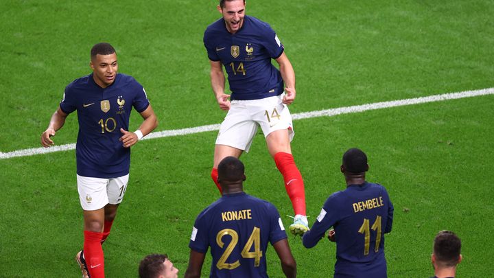 Adrien Rabiot et ses coéquipiers célèbrent son but lors de France-Australie lors de la Coupe du monde 2022, le 22 novembre, au stade Al-Janoub. (EVRIM AYDIN / AFP)