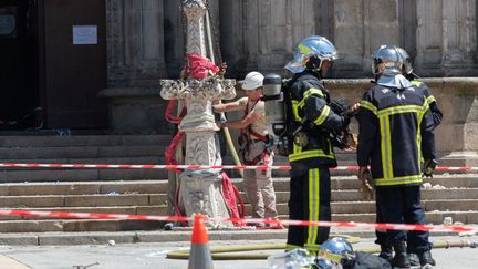 Des pompiers devant la cathédrale Saint-Pierre et Saint-Paul de Nantes (Loire-Atlantique), alors qu'elle a en partie brûlé, le 18 juillet 2020. (ESTELLE RUIZ / HANS LUCAS / AFP)