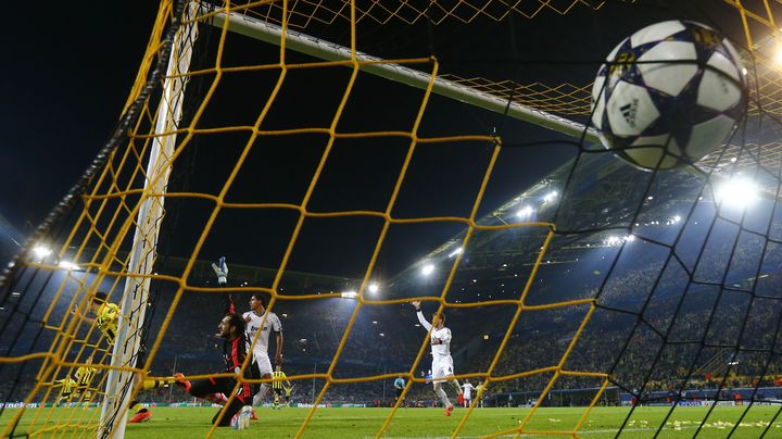 L'un des quatre buts de l'attaquant de Dortmund Robert Lewandowski contre le Real Madrid, le 24 avril 2013, en demi-finale aller de la Ligue des champions. (KAI PFAFFENBACH / REUTERS)