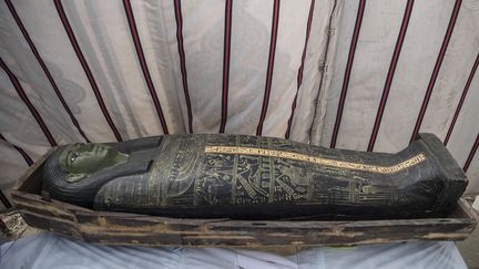 Sarcophage exposé à Saqqarah le 17 janvier 2021, à l'occasion de la présentation de nouvelles découvertes dans la nécropole antique&nbsp; (KHALED DESOUKI / AFP)