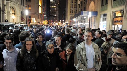 Dans les rues alentours, plusieurs centaines de manifestants se sont regroup&eacute;s poyr scander :&nbsp;"Nous sommes les 99%", "police, prot&egrave;ge les 99%". (STAN HONDA / AFP)