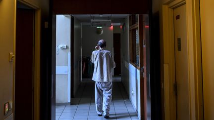 Ces derniers jours, les urgences de l’hôpital Saint-Antoine, à Paris, ont dû prendre en charge de plus en plus de patients en détresse psychologique. (CHRISTOPHE ARCHAMBAULT / AFP)