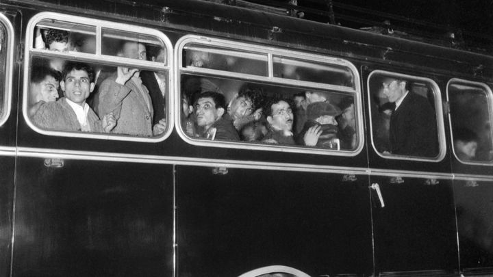 Des manifestants algériens arrêté par la police, le 17 octobre 1961. (AFP)