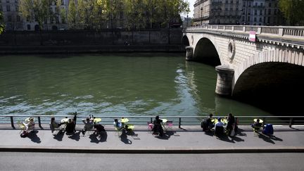 Une terrasse en bord de Seine à Paris, le 7 avril 2017. (MAXPPP)