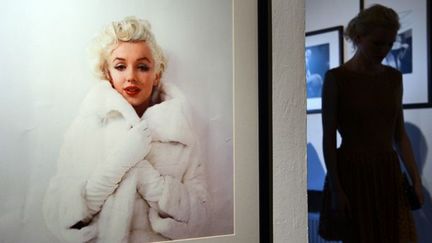 Dans l&#039;ombre, une visiteuse à la découverte des photos de Marilyn Monroe par Milton Greene, à Varsovie (6/8/2012)
 (Janek Skarzynski / AFP)