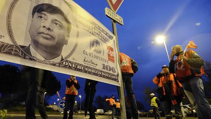 Des ouvriers d'ArcelorMittal manifestent, le 10 d&eacute;cembre 2012&nbsp;&agrave; Basse-Indre (Loire-Atlantique), contre le transfert d'une partie de leur activit&eacute; vers le site de Florange (Moselle). (JEAN-SEBASTIEN EVRARD / AFP)