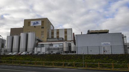 L'usine du groupe Lactalis&nbsp;à Craon (Mayenne), où des lots de lait infantiles ont été contaminé par des salmonelles, le 4 décembre 2017. (DAMIEN MEYER / AFP)