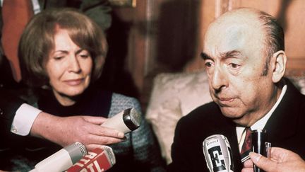 Pablo Neruda, alors ambassadeur du Chili en France, le 21 octobre 1971, en compagnie de sa femme Matilde Urrutia. (AFP)