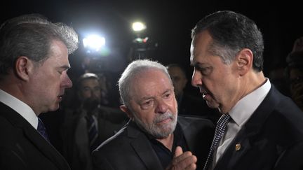 Le président brésilien, Lula, accompagné de ses ministres et gouverneurs, le 9 janvier 2023, à Brasilia. (MATEUS BONOMI / ANADOLU AGENCY / AFP)