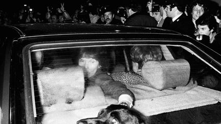 Danielle Mitterrand (photo), son &eacute;poux Francois et sa soeur Christine Gouze Renal quittent le siege du Parti Socialiste rue de Solferino &agrave; Paris, apr&egrave;s avoir remport&eacute; les &eacute;lections pr&eacute;sidentielles, le 10 mai 1981. (SIPA)