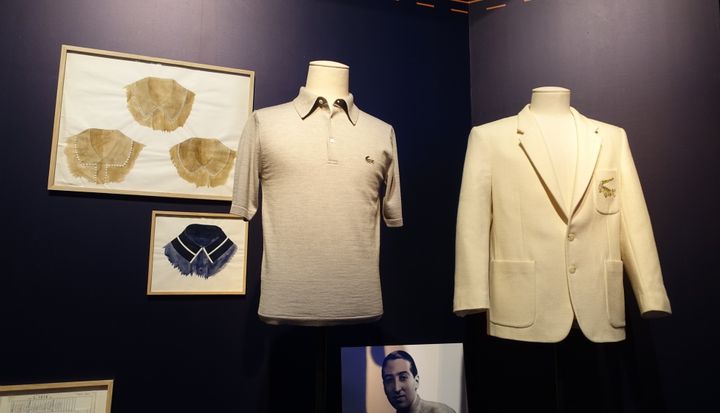 Des tenues signées du champion français René Lacoste qui fut le meilleur joueur au monde en 1926 et 1927. Il assoit définitivement sa notoriété en 1928 grâce à son polo en piqué blanc orné d'un crocodile vert.
 (Corinne Jeammet)