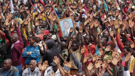 Aucune mesure de distanciation sociale n'a été respectée lors de la campagne pour l'élection présidentielle du 20 mai 2020. Comme ici à Gitega, où l'opposant Agathon Rwasa est applaudi le 17 mai par la foule de ses supporters. (- / AFP)