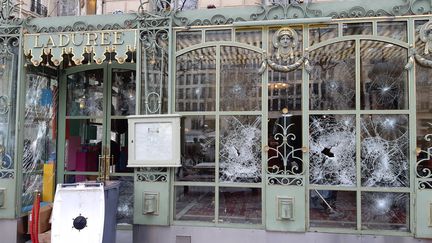 Dégradations sur les Champs-Élysées à Paris, en marge du 18e samedi de mobilisation des "gilets jaunes", samedi 16 mars 2019. (SUZANNE SHOJAEI / RADIO FRANCE)