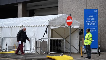 Un homme arrive dans un centre de vaccination contre le Covid-19 à&nbsp;Wembley (Royaume-Uni), le 19 janvier 2021. (JUSTIN TALLIS / AFP)