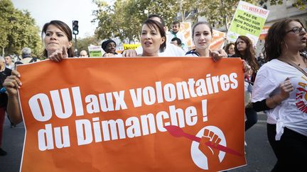 Des membres du collectif Les bricoleurs du dimanche manifestent pour d&eacute;fendre le travail dominical, le 2 octobre 2013 &agrave; Paris.&nbsp; (MAXPPP)