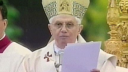 Le pape Benoit XVI, lors de la messe de Pâques en 2009. (France 3)