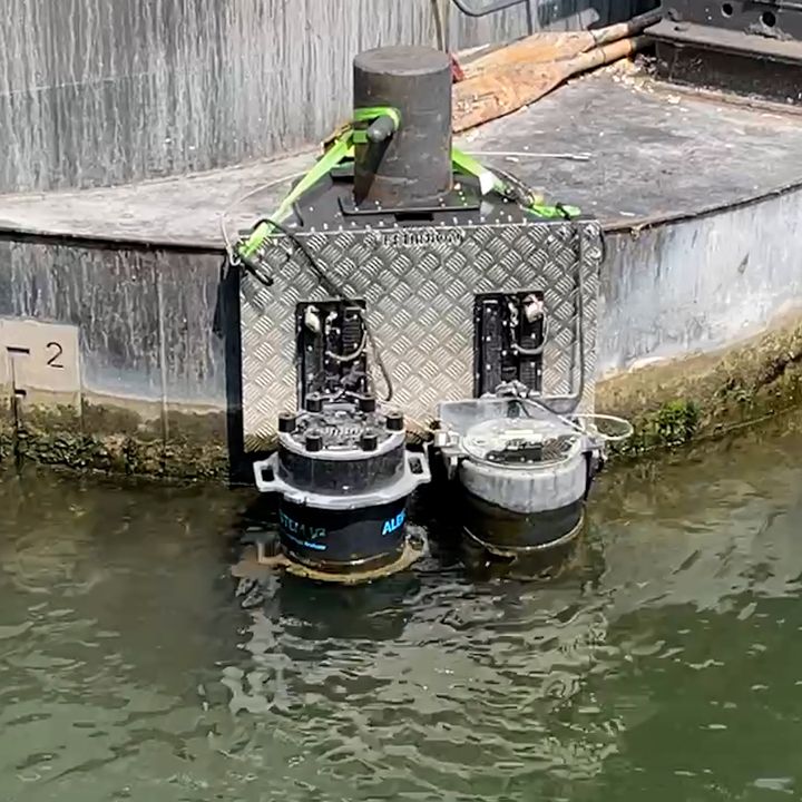 Cette station d'analyse miniature surveille la qualité de l'eau de la Seine près du pont Alexandre III à Paris (Joachim Dauphin)