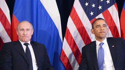 Le pr&eacute;sident am&eacute;ricain Barack Obama (D) et son homologue russe, Vladimir Poutine, s'entretiennent lors du sommet du G20 &agrave; Mexico (Mexique), le 18 juin 2012. (JEWEL SAMAD / AFP)