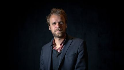 Portrait studio du chanteur français Cyril Mokaiesh en juin 2019. (DAVID HIMBERT / HANS LUCAS)