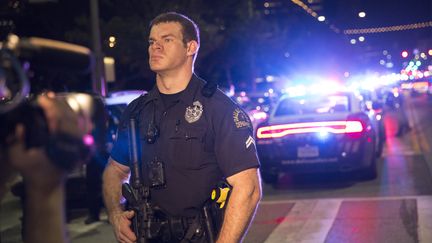 Un policier, à Dallas, jeudi 7 juillet 2015. (LAURA BUCKMAN / AFP)