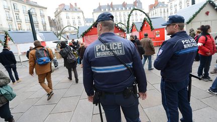 &nbsp; (Le marché de Noël est resté fermé mardi matin en hommage aux victimes, avant de rouvrir à midi © Maxppp)