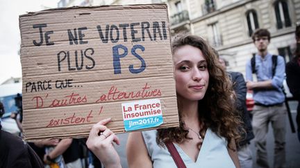 Rassemblement devant Solférino à l'occasion du lancement d'une campagne contre le vote PS, le 7 juin 2016. (MAXPPP)