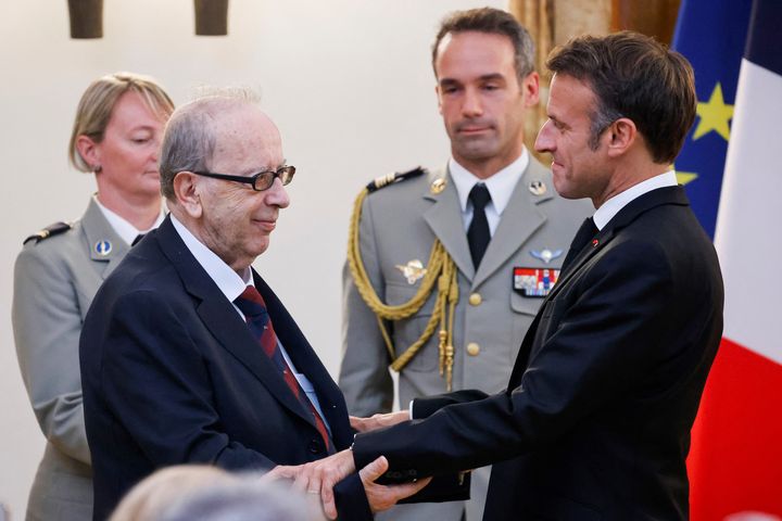 Ismaïl Kadaré est élevé au rang de grand officier de la Légion d'honneur française en octobre 2023 par le président de la République Emmanuel Macron, alors en déplacement à Tirana, capitale de l'Albanie. (LUDOVIC MARIN / AFP)