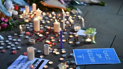 Des messages et des bougies en mémoire des victimes de l'attentat à Manchester (Royaume-Uni), le 23 mai 2017. (BEN STANSALL / AFP)