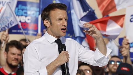 Emmanuel Macron en campagne pour sa réélection, le 16 avril 2022 à Marseille. (LUDOVIC MARIN / AFP)