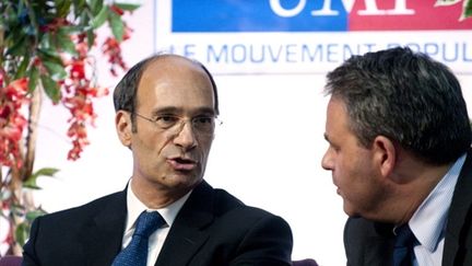 Eric Woerth et Xavier Bertrand à un meeting de l'UMP au Raincy le 6 juillet 2010 (AFP / PHOTO BERTRAND LANGLOIS)