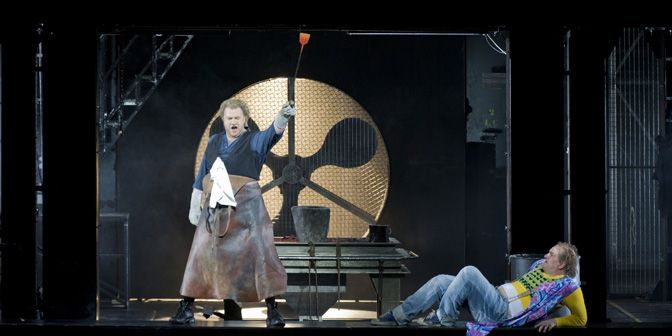 Torsten Kerl (Siegfried) et Wolfgang Ablinger-Sperrhacke (Mime)
 (Opéra national de Paris/ Elisa Haberer)