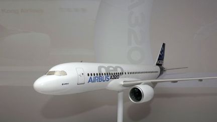 Une maquette de l'Airbus A320 Neo exposé, l'avion vedette du salon du Bourget 2011 (AFP/ERIC PIERMONT)