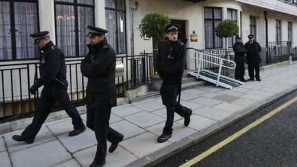 Des officiers de police passent devant&nbsp;l'h&ocirc;pital King Edward VII, vendredi 7 d&eacute;cembre &agrave; Londres (Royaume-Uni), o&ugrave; &eacute;tait hospitalis&eacute;e Kate Middleton. (OLIVIA HARRIS / REUTERS)