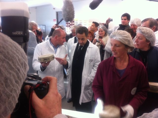 Nicolas Sarkozy écoute les explications sur la fabrication du fromage, dans une fromagerie, près d'Annecy, le 16 février 2012. (CR)