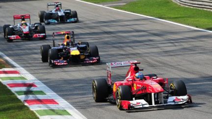 Alonso, Vettel, Hamilton et Schumacher : quatre champions du monde dans la même image. L'un des temps forts du GP d'Italie, 13e manche du championnat.