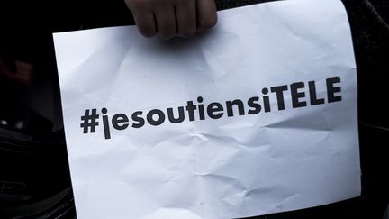 Une pancarte "Je soutiens i-Télé", le 19 octobre 2016 à Boulogne-Billancourt (Hauts-de-Seine). (PHILIPPE LOPEZ / AFP)